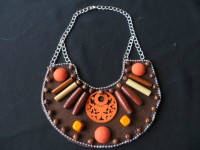 Collar babero grande madera naranja